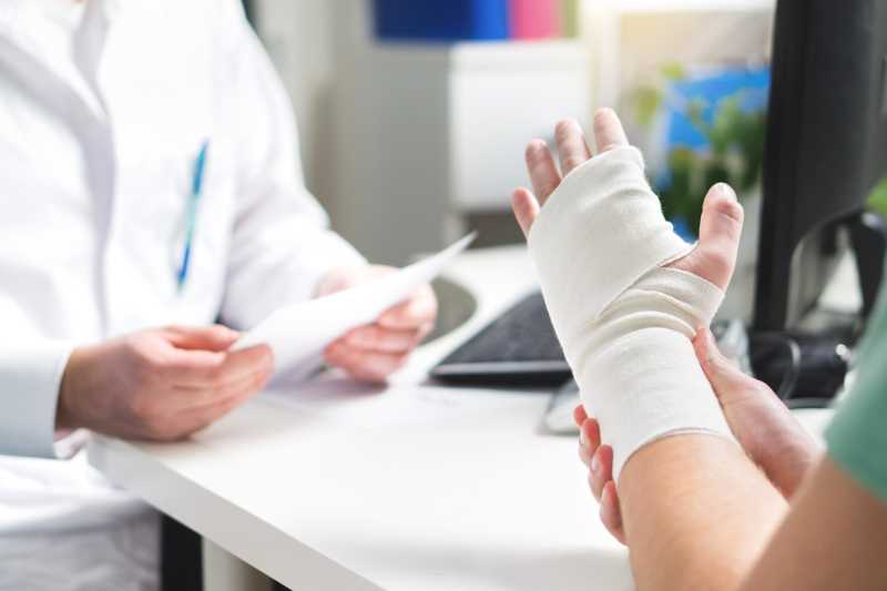 A man consults a doctor about his broken hand